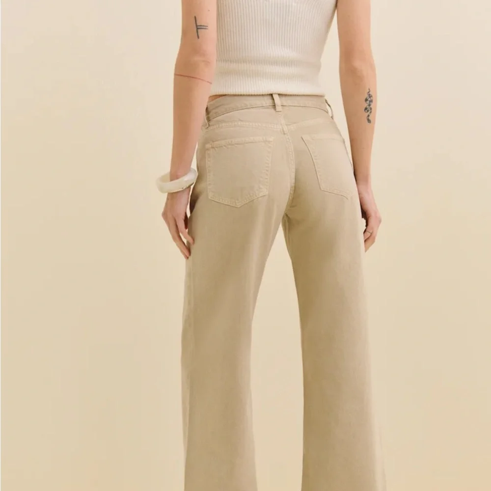 Reformation Cary low rise, slouchy wide leg jeans - sand dollar - Picture 7 of 7